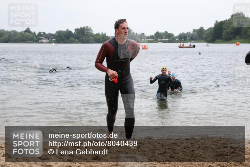 21.06.2025 - 27. Vierlanden-Triathlon Lena Gebhardt http://msf.ph/oto/8040439 15.06.2025 12:55:57 Schwimmen 1104, 1117, 1132, 1134 meine-sportfotos.de