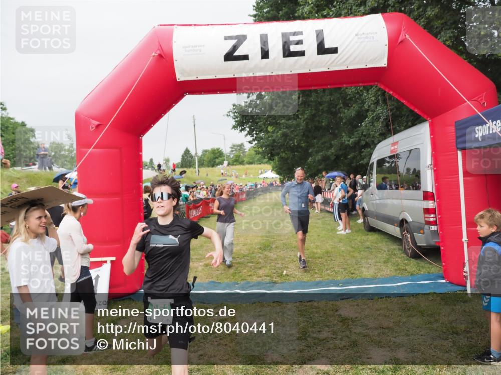 21.06.2025 - 27. Vierlanden-Triathlon MichiJ http://msf.ph/oto/8040441 15.06.2026 13:24:53 Ziel 953 meine-sportfotos.de