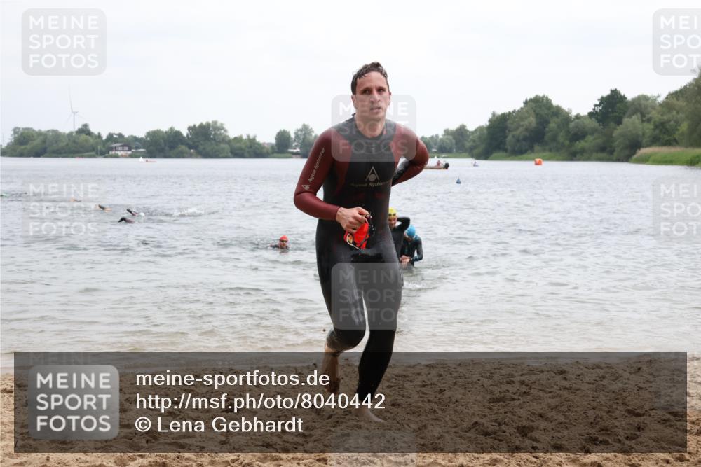 21.06.2025 - 27. Vierlanden-Triathlon Lena Gebhardt http://msf.ph/oto/8040442 15.06.2025 12:55:57 Schwimmen 1104, 1117, 1132, 1134 meine-sportfotos.de