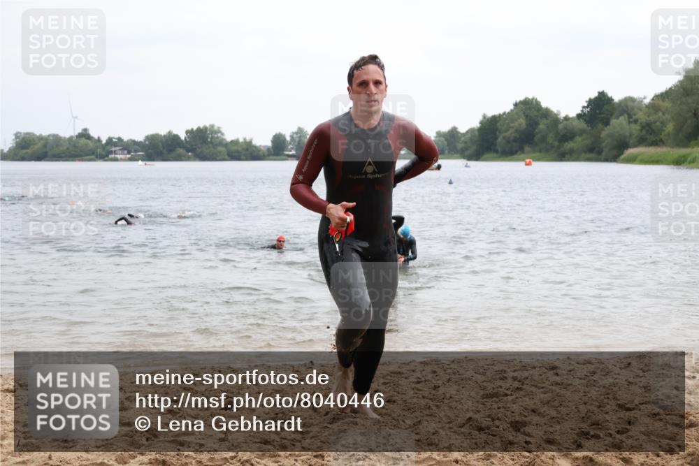 21.06.2025 - 27. Vierlanden-Triathlon Lena Gebhardt http://msf.ph/oto/8040446 15.06.2025 12:55:58 Schwimmen 1104, 1117, 1132, 1134 meine-sportfotos.de