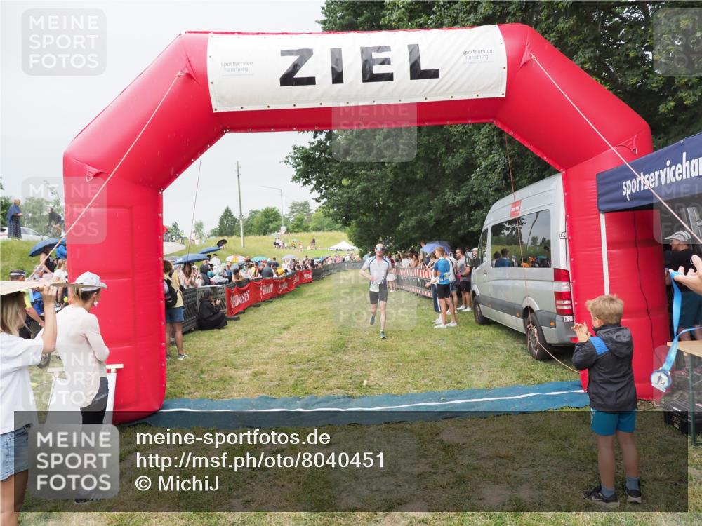 21.06.2025 - 27. Vierlanden-Triathlon MichiJ http://msf.ph/oto/8040451 15.06.2026 13:25:06 Ziel 766 meine-sportfotos.de