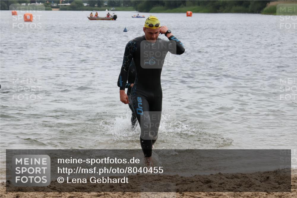 21.06.2025 - 27. Vierlanden-Triathlon Lena Gebhardt http://msf.ph/oto/8040455 15.06.2025 12:56:01 Schwimmen 1104, 1117, 1132, 1134 meine-sportfotos.de