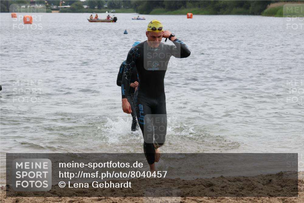 21.06.2025 - 27. Vierlanden-Triathlon Lena Gebhardt http://msf.ph/oto/8040457 15.06.2025 12:56:01 Schwimmen 1104, 1117, 1132, 1134 meine-sportfotos.de