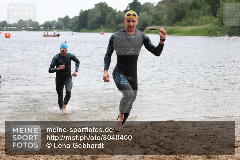 21.06.2025 - 27. Vierlanden-Triathlon Lena Gebhardt http://msf.ph/oto/8040460 15.06.2025 12:56:03 Schwimmen 1104, 1117, 1119, 1132, 1134 meine-sportfotos.de