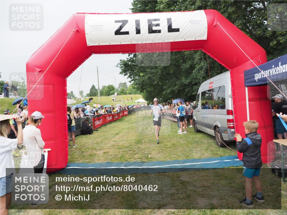 21.06.2025 - 27. Vierlanden-Triathlon MichiJ http://msf.ph/oto/8040462 15.06.2026 13:25:06 Ziel 766 meine-sportfotos.de