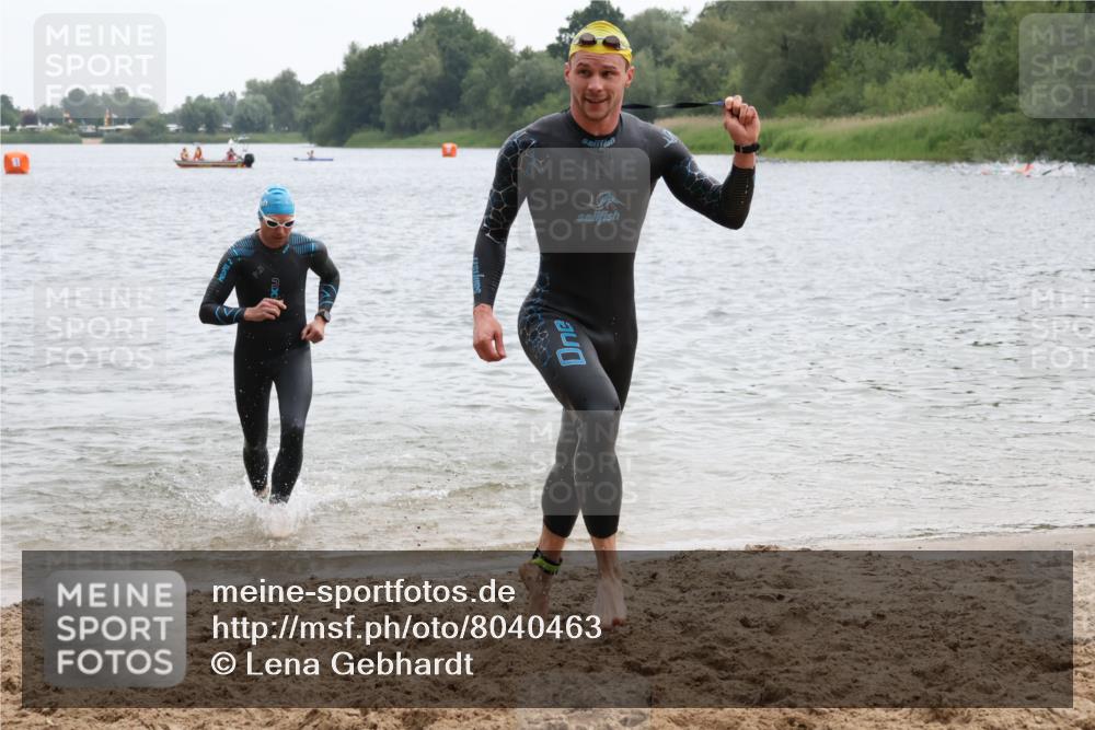 21.06.2025 - 27. Vierlanden-Triathlon Lena Gebhardt http://msf.ph/oto/8040463 15.06.2025 12:56:03 Schwimmen 1104, 1117, 1119, 1132, 1134 meine-sportfotos.de