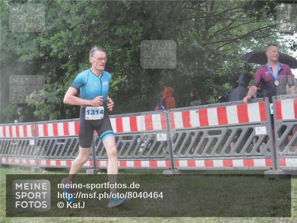 21.06.2025 - 27. Vierlanden-Triathlon KatJ http://msf.ph/oto/8040464 15.06.2025 14:27:44 Ziel 1314 meine-sportfotos.de