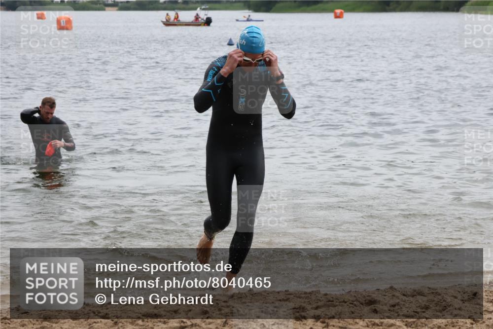 21.06.2025 - 27. Vierlanden-Triathlon Lena Gebhardt http://msf.ph/oto/8040465 15.06.2025 12:56:03 Schwimmen 1104, 1117, 1119, 1132, 1134 meine-sportfotos.de