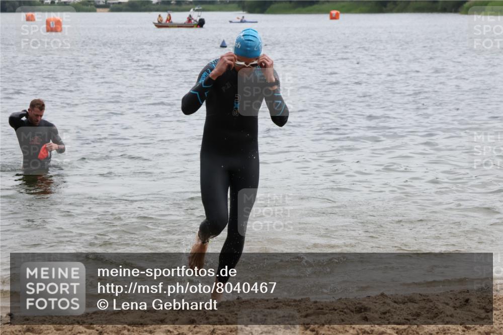 21.06.2025 - 27. Vierlanden-Triathlon Lena Gebhardt http://msf.ph/oto/8040467 15.06.2025 12:56:04 Schwimmen 1104, 1117, 1119, 1132, 1134 meine-sportfotos.de
