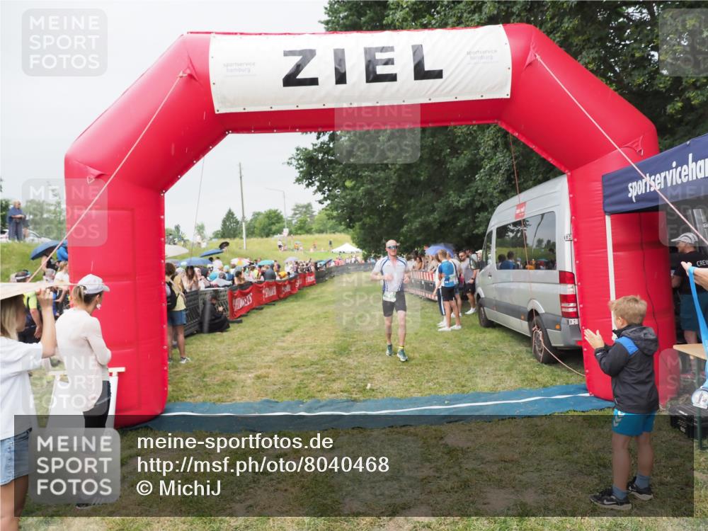 21.06.2025 - 27. Vierlanden-Triathlon MichiJ http://msf.ph/oto/8040468 15.06.2026 13:25:06 Ziel 766 meine-sportfotos.de
