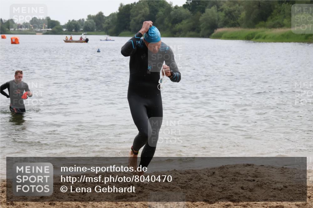 21.06.2025 - 27. Vierlanden-Triathlon Lena Gebhardt http://msf.ph/oto/8040470 15.06.2025 12:56:04 Schwimmen 1104, 1117, 1119, 1132, 1134 meine-sportfotos.de