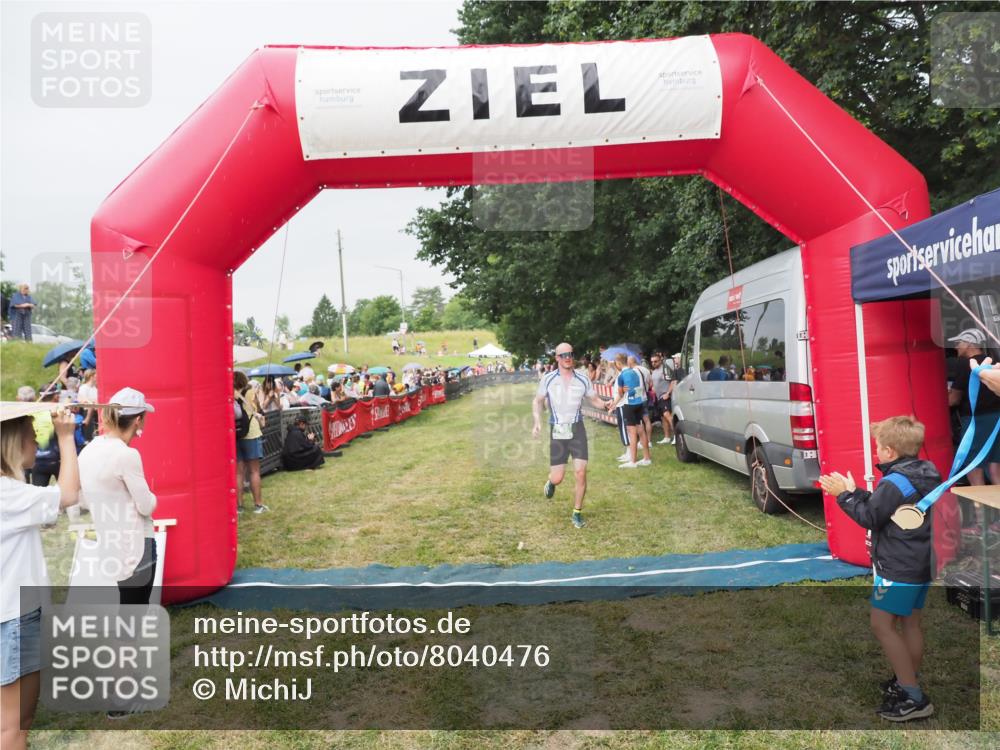 21.06.2025 - 27. Vierlanden-Triathlon MichiJ http://msf.ph/oto/8040476 15.06.2026 13:25:07 Ziel 766 meine-sportfotos.de