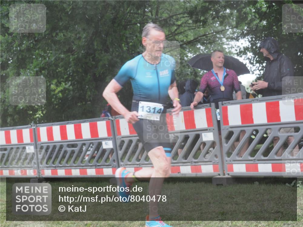21.06.2025 - 27. Vierlanden-Triathlon KatJ http://msf.ph/oto/8040478 15.06.2025 14:27:44 Ziel 1314 meine-sportfotos.de
