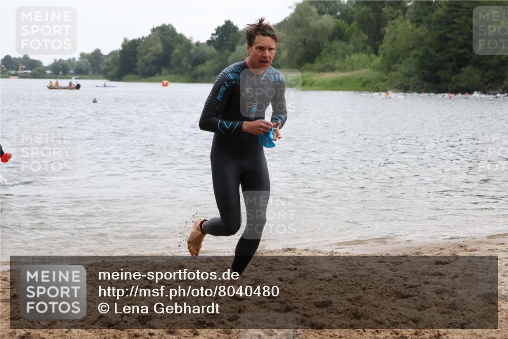 21.06.2025 - 27. Vierlanden-Triathlon Lena Gebhardt http://msf.ph/oto/8040480 15.06.2025 12:56:05 Schwimmen 1104, 1117, 1119, 1132, 1134 meine-sportfotos.de