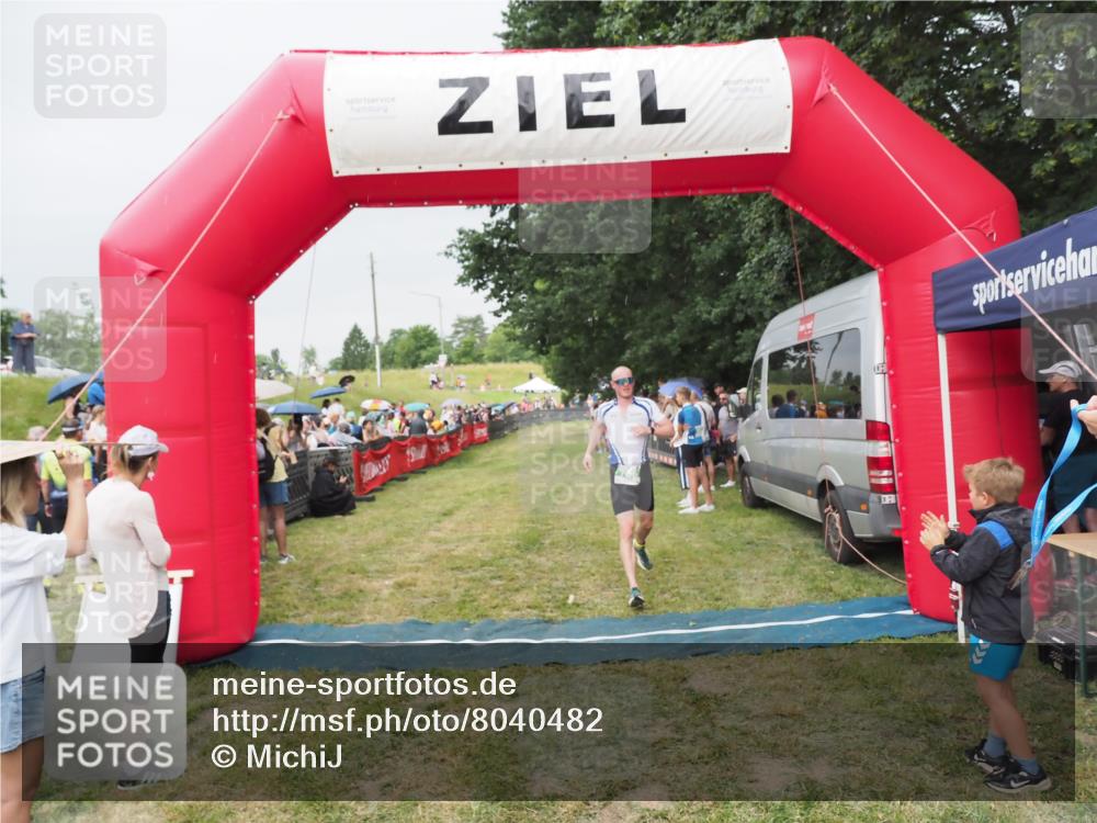 21.06.2025 - 27. Vierlanden-Triathlon MichiJ http://msf.ph/oto/8040482 15.06.2026 13:25:07 Ziel 766 meine-sportfotos.de