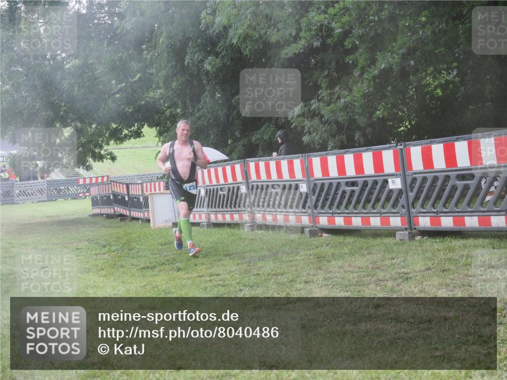 21.06.2025 - 27. Vierlanden-Triathlon KatJ http://msf.ph/oto/8040486 15.06.2025 14:27:57 Ziel 1233 meine-sportfotos.de