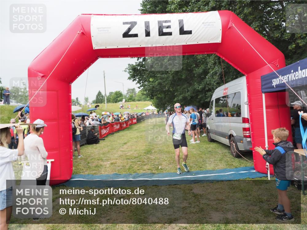 21.06.2025 - 27. Vierlanden-Triathlon MichiJ http://msf.ph/oto/8040488 15.06.2026 13:25:07 Ziel 766 meine-sportfotos.de