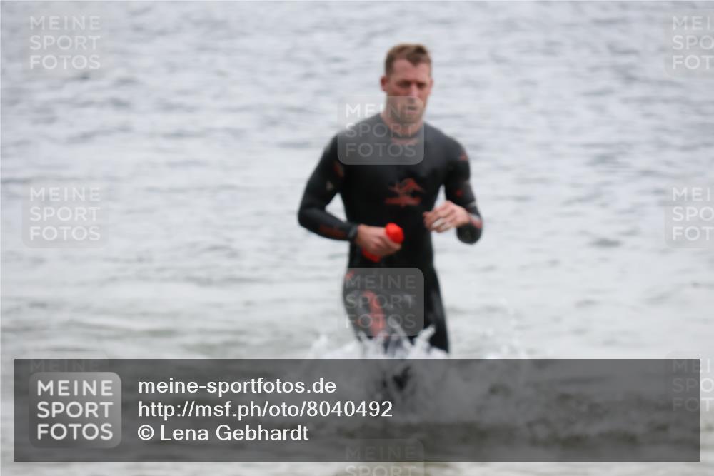 21.06.2025 - 27. Vierlanden-Triathlon Lena Gebhardt http://msf.ph/oto/8040492 15.06.2025 12:56:08 Schwimmen 1119, 1132, 1134 meine-sportfotos.de