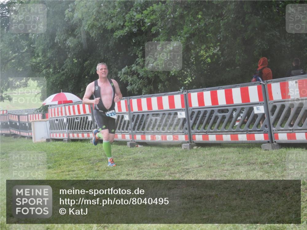 21.06.2025 - 27. Vierlanden-Triathlon KatJ http://msf.ph/oto/8040495 15.06.2025 14:27:58 Ziel 1233 meine-sportfotos.de