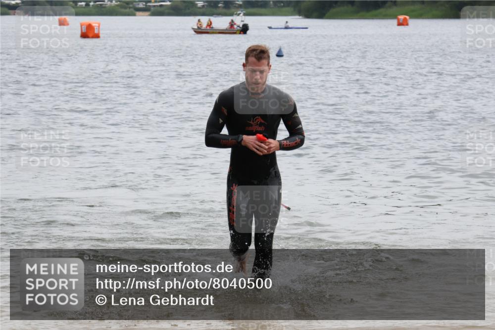 21.06.2025 - 27. Vierlanden-Triathlon Lena Gebhardt http://msf.ph/oto/8040500 15.06.2025 12:56:09 Schwimmen 1119, 1132, 1134 meine-sportfotos.de