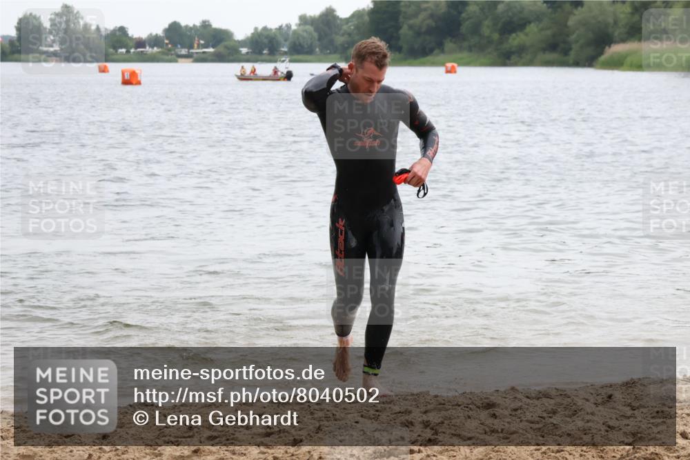 21.06.2025 - 27. Vierlanden-Triathlon Lena Gebhardt http://msf.ph/oto/8040502 15.06.2025 12:56:10 Schwimmen 1101, 1119, 1132, 1134 meine-sportfotos.de