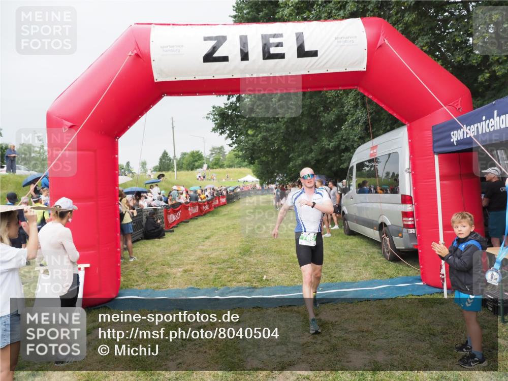 21.06.2025 - 27. Vierlanden-Triathlon MichiJ http://msf.ph/oto/8040504 15.06.2026 13:25:08 Ziel 766 meine-sportfotos.de