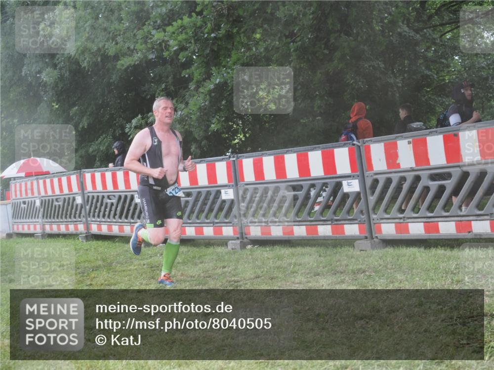 21.06.2025 - 27. Vierlanden-Triathlon KatJ http://msf.ph/oto/8040505 15.06.2025 14:27:58 Ziel 1233 meine-sportfotos.de
