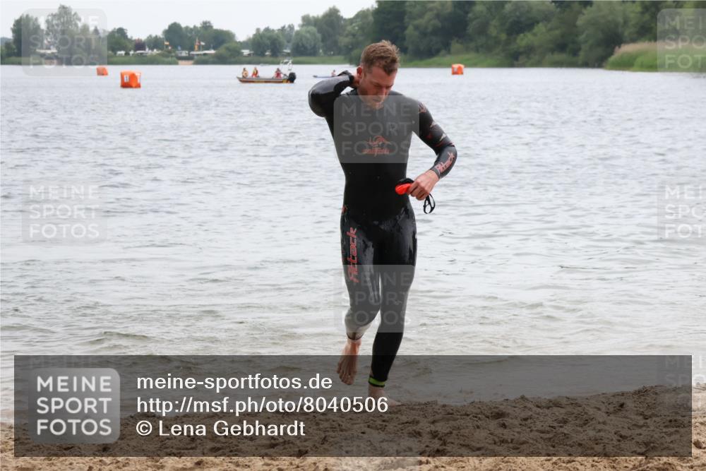 21.06.2025 - 27. Vierlanden-Triathlon Lena Gebhardt http://msf.ph/oto/8040506 15.06.2025 12:56:11 Schwimmen 1101, 1119, 1132, 1134 meine-sportfotos.de