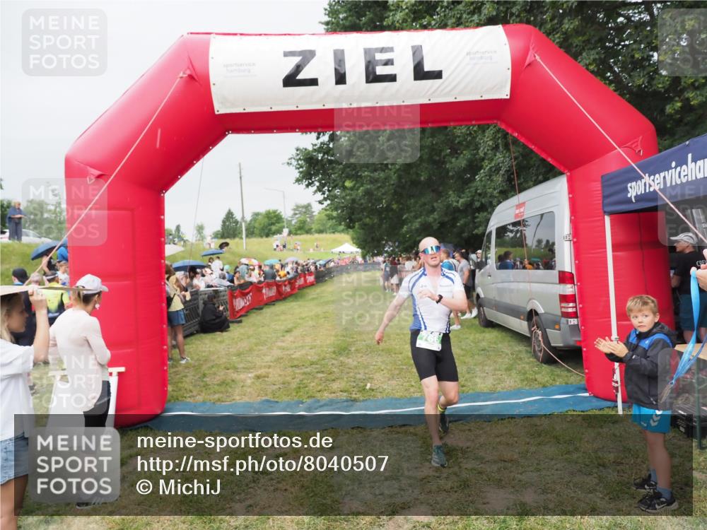 21.06.2025 - 27. Vierlanden-Triathlon MichiJ http://msf.ph/oto/8040507 15.06.2026 13:25:08 Ziel 766 meine-sportfotos.de