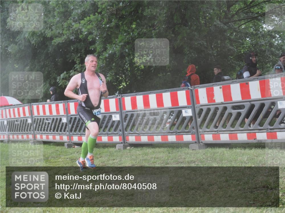 21.06.2025 - 27. Vierlanden-Triathlon KatJ http://msf.ph/oto/8040508 15.06.2025 14:27:58 Ziel 1233 meine-sportfotos.de