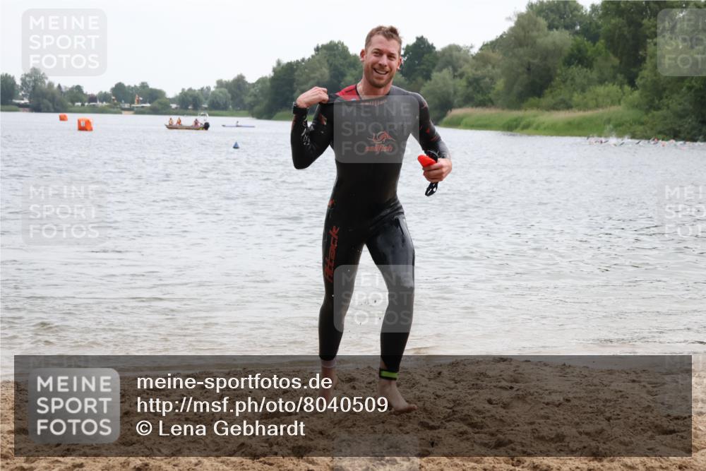 21.06.2025 - 27. Vierlanden-Triathlon Lena Gebhardt http://msf.ph/oto/8040509 15.06.2025 12:56:12 Schwimmen 1101, 1119, 1132, 1134 meine-sportfotos.de