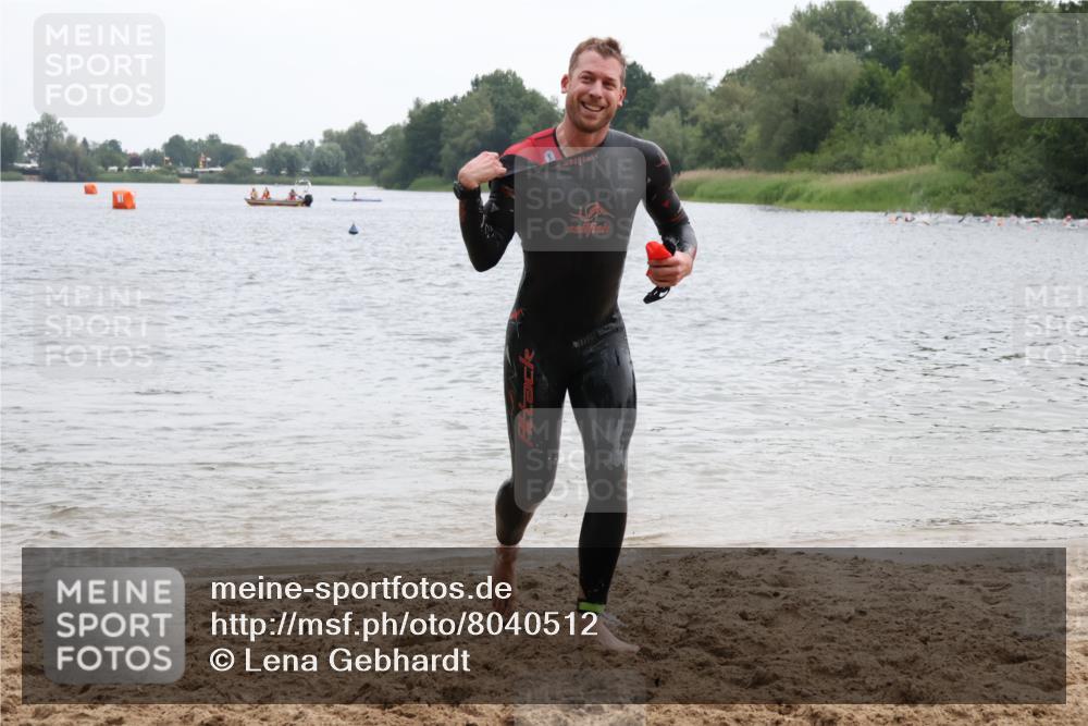 21.06.2025 - 27. Vierlanden-Triathlon Lena Gebhardt http://msf.ph/oto/8040512 15.06.2025 12:56:12 Schwimmen 1101, 1119, 1132, 1134 meine-sportfotos.de