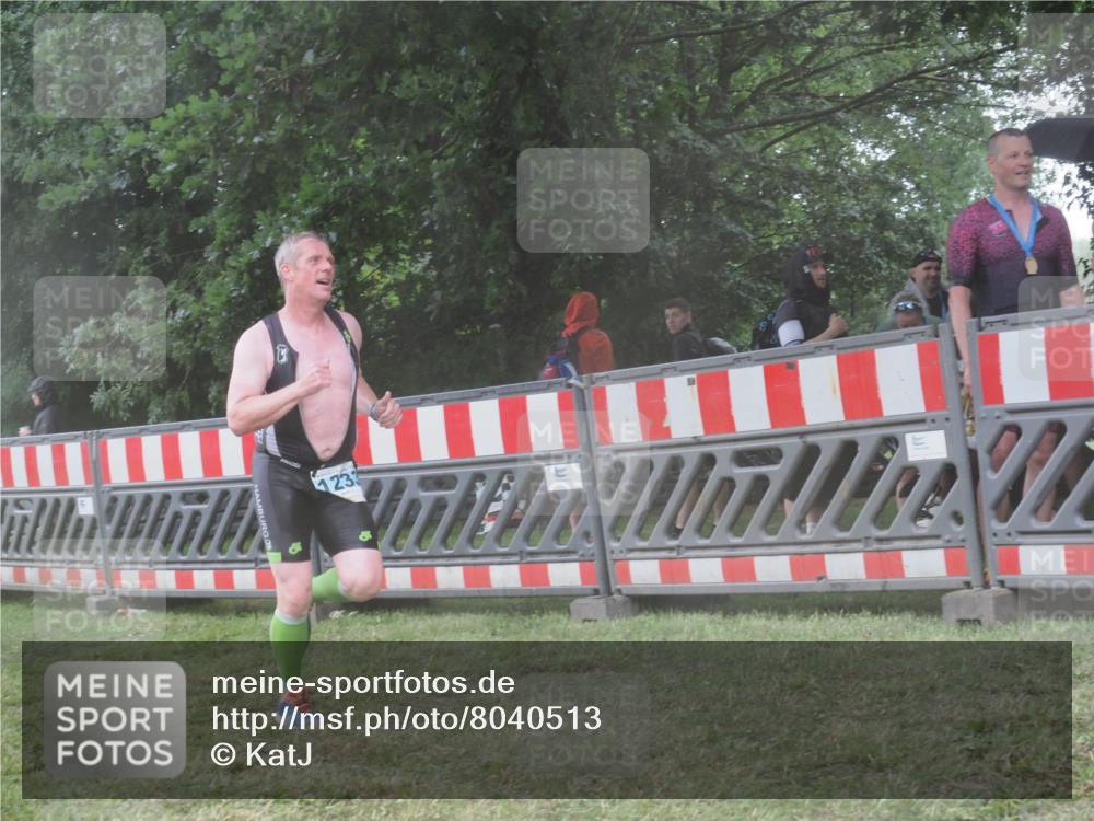 21.06.2025 - 27. Vierlanden-Triathlon KatJ http://msf.ph/oto/8040513 15.06.2025 14:27:58 Ziel 1233 meine-sportfotos.de