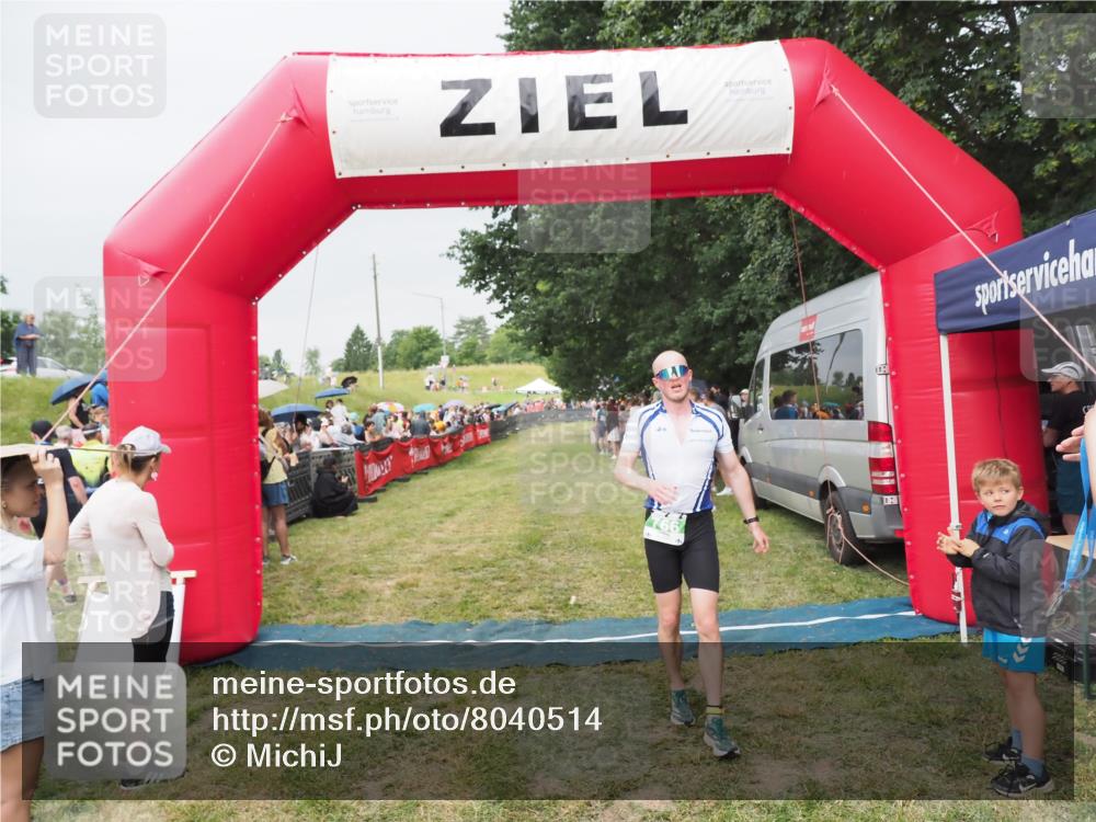 21.06.2025 - 27. Vierlanden-Triathlon MichiJ http://msf.ph/oto/8040514 15.06.2026 13:25:08 Ziel 766 meine-sportfotos.de