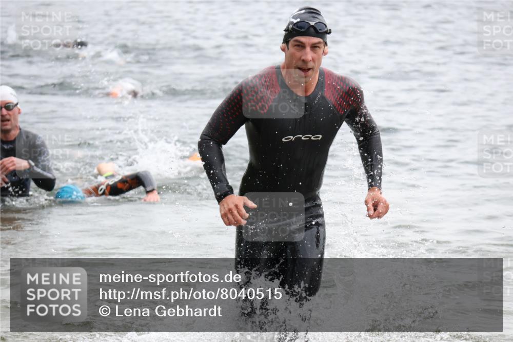 21.06.2025 - 27. Vierlanden-Triathlon Lena Gebhardt http://msf.ph/oto/8040515 15.06.2025 12:56:17 Schwimmen 1101, 1119, 1149 meine-sportfotos.de