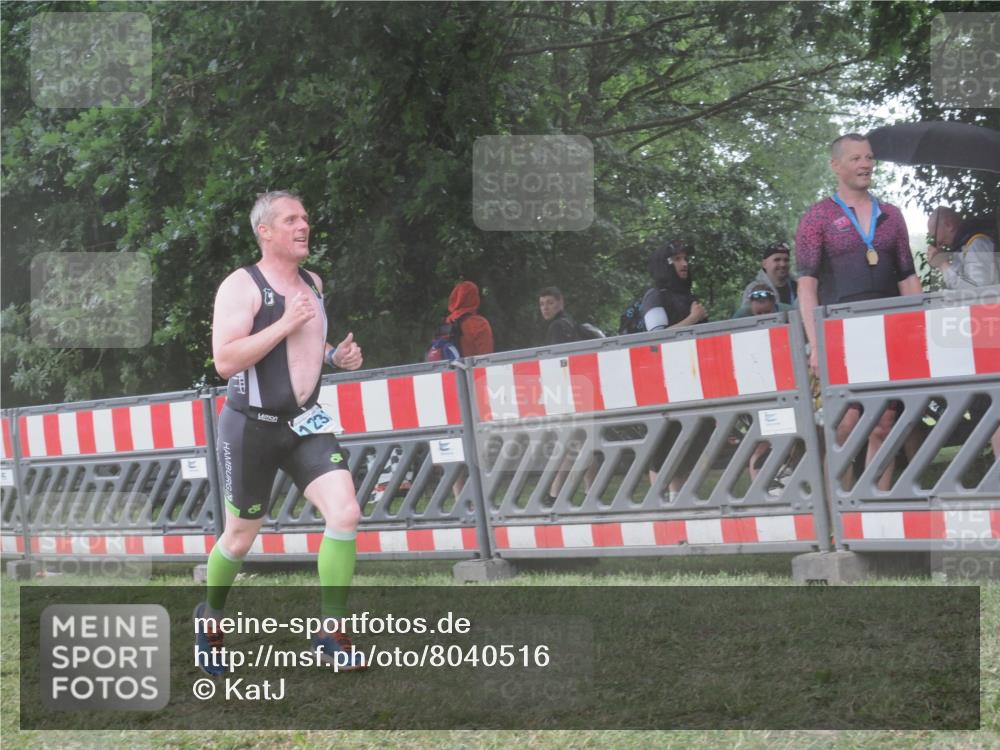 21.06.2025 - 27. Vierlanden-Triathlon KatJ http://msf.ph/oto/8040516 15.06.2025 14:27:58 Ziel 1233 meine-sportfotos.de