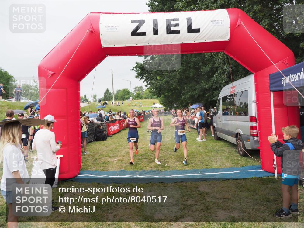 21.06.2025 - 27. Vierlanden-Triathlon MichiJ http://msf.ph/oto/8040517 15.06.2026 13:25:20 Ziel 1065, 1066, 1067 meine-sportfotos.de
