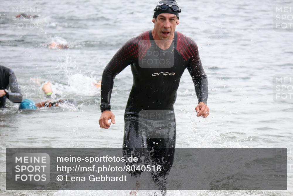 21.06.2025 - 27. Vierlanden-Triathlon Lena Gebhardt http://msf.ph/oto/8040518 15.06.2025 12:56:17 Schwimmen 1101, 1119, 1149 meine-sportfotos.de
