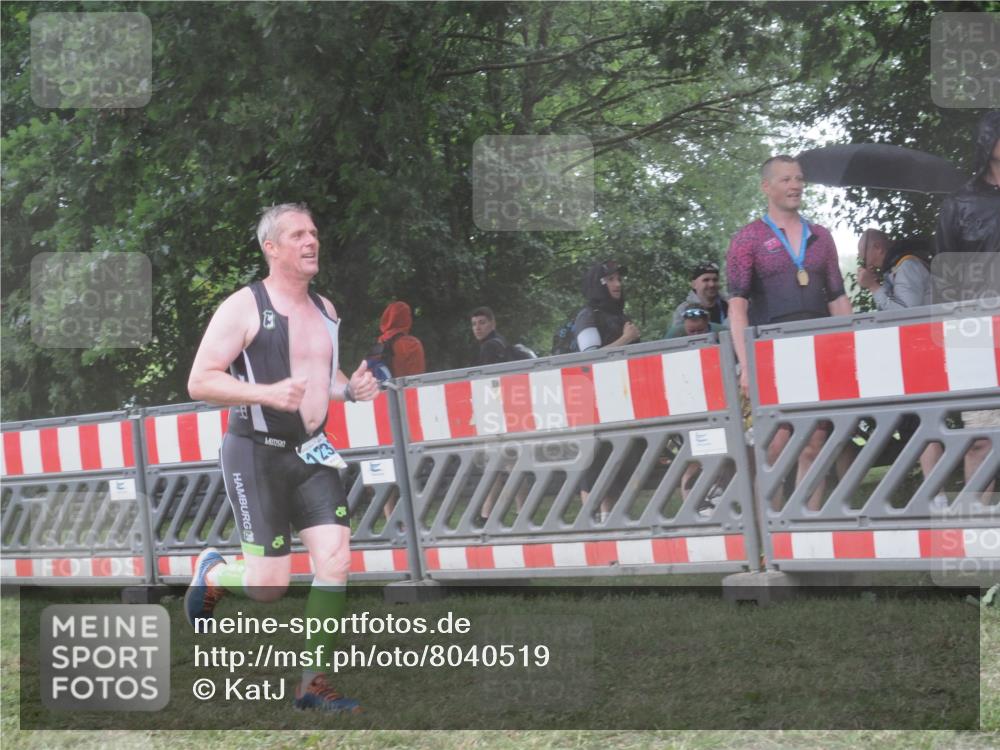 21.06.2025 - 27. Vierlanden-Triathlon KatJ http://msf.ph/oto/8040519 15.06.2025 14:27:59 Ziel 1233 meine-sportfotos.de