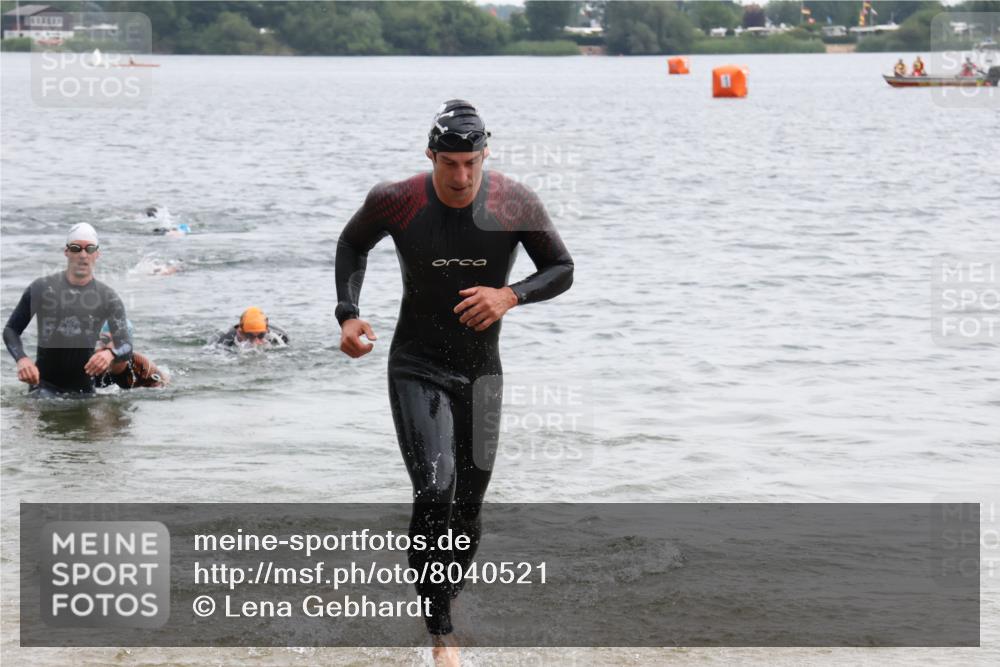 21.06.2025 - 27. Vierlanden-Triathlon Lena Gebhardt http://msf.ph/oto/8040521 15.06.2025 12:56:18 Schwimmen 1101, 1119, 1149 meine-sportfotos.de