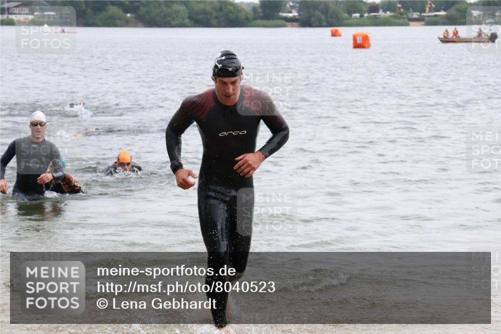 21.06.2025 - 27. Vierlanden-Triathlon Lena Gebhardt http://msf.ph/oto/8040523 15.06.2025 12:56:18 Schwimmen 1101, 1119, 1149 meine-sportfotos.de