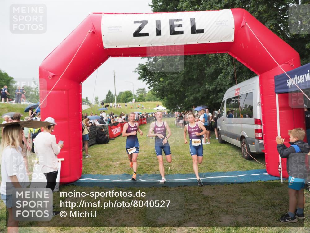 21.06.2025 - 27. Vierlanden-Triathlon MichiJ http://msf.ph/oto/8040527 15.06.2026 13:25:20 Ziel 1065, 1066, 1067 meine-sportfotos.de