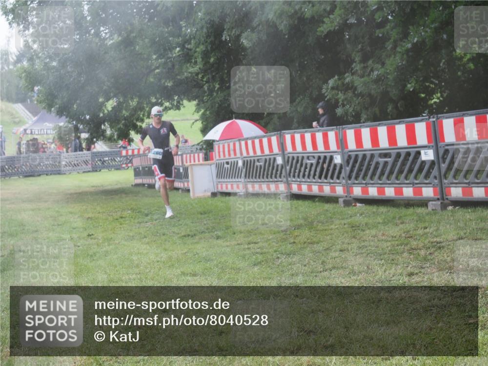 21.06.2025 - 27. Vierlanden-Triathlon KatJ http://msf.ph/oto/8040528 15.06.2025 14:28:09 Ziel 1260 meine-sportfotos.de