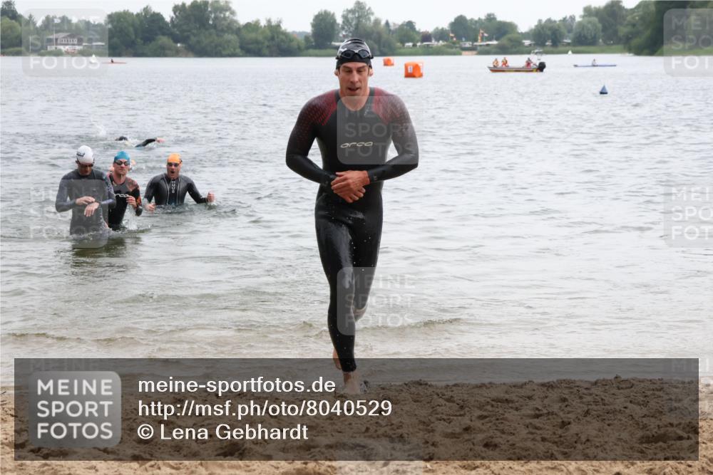 21.06.2025 - 27. Vierlanden-Triathlon Lena Gebhardt http://msf.ph/oto/8040529 15.06.2025 12:56:19 Schwimmen 1101, 1119, 1149, 1159 meine-sportfotos.de