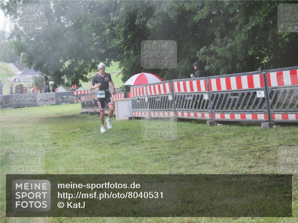 21.06.2025 - 27. Vierlanden-Triathlon KatJ http://msf.ph/oto/8040531 15.06.2025 14:28:10 Ziel 1260 meine-sportfotos.de