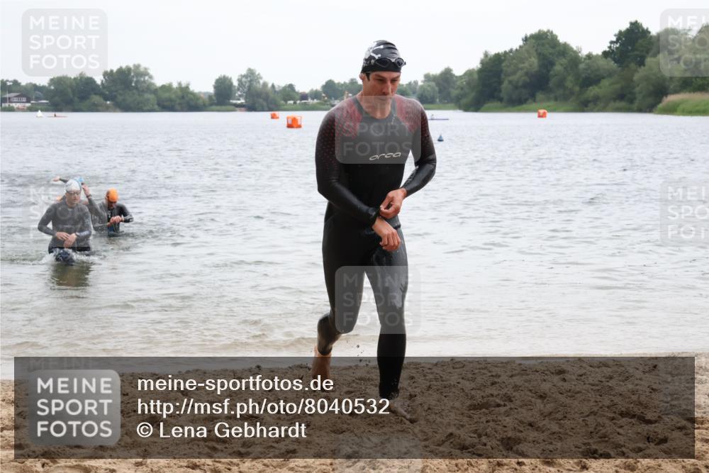 21.06.2025 - 27. Vierlanden-Triathlon Lena Gebhardt http://msf.ph/oto/8040532 15.06.2025 12:56:20 Schwimmen 1101, 1119, 1149, 1159 meine-sportfotos.de
