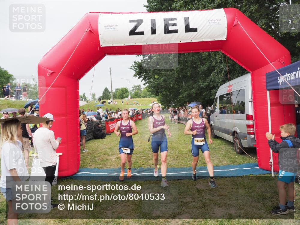 21.06.2025 - 27. Vierlanden-Triathlon MichiJ http://msf.ph/oto/8040533 15.06.2026 13:25:20 Ziel 1065, 1066, 1067 meine-sportfotos.de