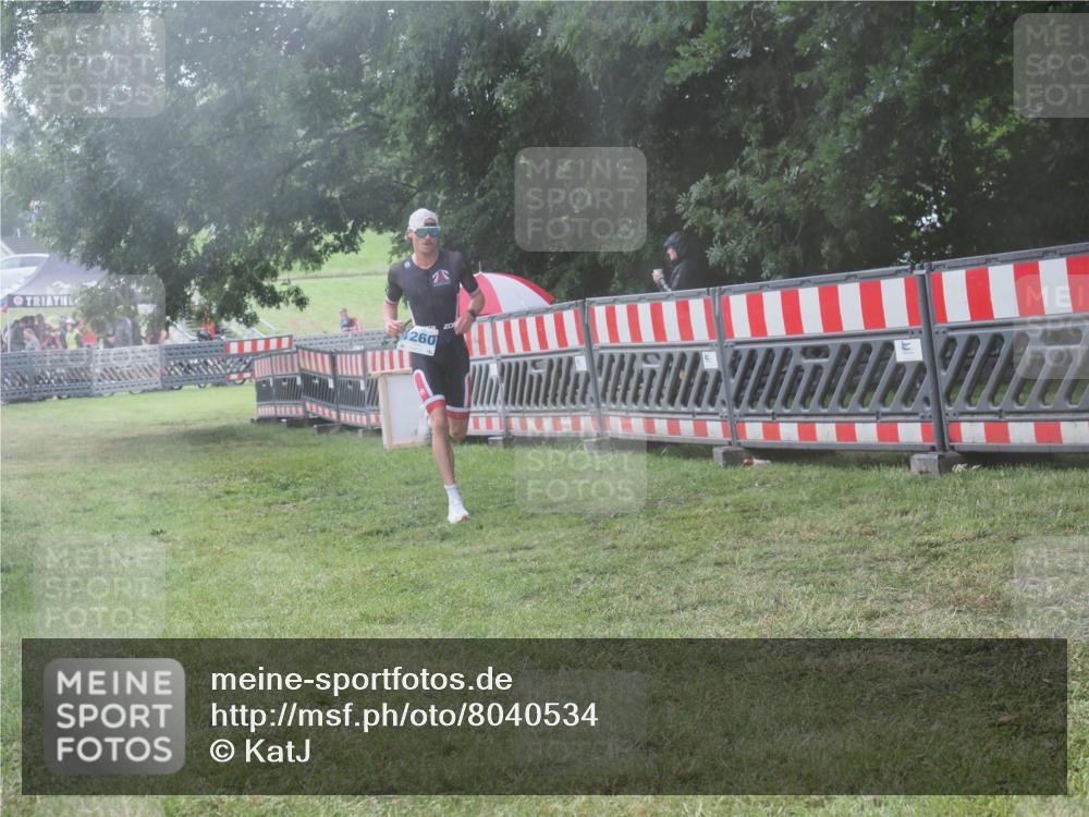 21.06.2025 - 27. Vierlanden-Triathlon KatJ http://msf.ph/oto/8040534 15.06.2025 14:28:10 Ziel 1260 meine-sportfotos.de