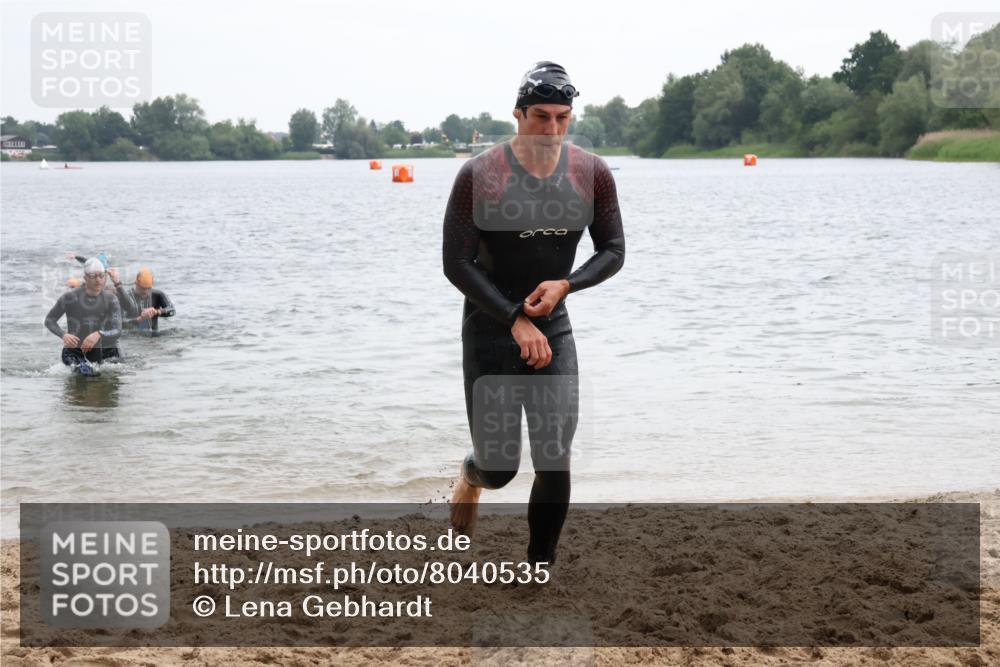 21.06.2025 - 27. Vierlanden-Triathlon Lena Gebhardt http://msf.ph/oto/8040535 15.06.2025 12:56:20 Schwimmen 1101, 1119, 1149, 1159 meine-sportfotos.de