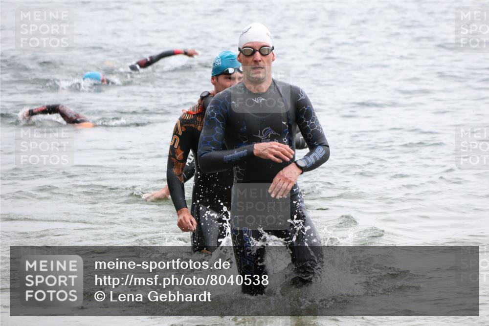 21.06.2025 - 27. Vierlanden-Triathlon Lena Gebhardt http://msf.ph/oto/8040538 15.06.2025 12:56:23 Schwimmen 1101, 1106, 1149, 1159 meine-sportfotos.de